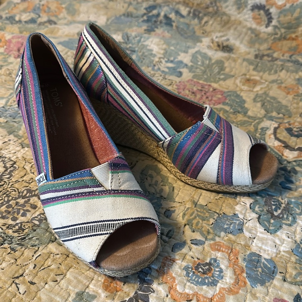 Excellent condition TOMS Village Stripe wedge, size 8, worn once, shoe bag